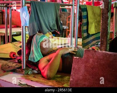 Bangkok, Thaïlande. 9th févr. 2022. Un vendeur local a vu dormir dans un stalle vide au marché Khlong Toei, le plus grand marché frais de Bangkokà, sur Rama IV Road. (Credit image: © Nathalie Jamois/SOPA Images via ZUMA Press Wire) USAGE ÉDITORIAL SEULEMENT! Non destiné À un usage commercial ! Banque D'Images