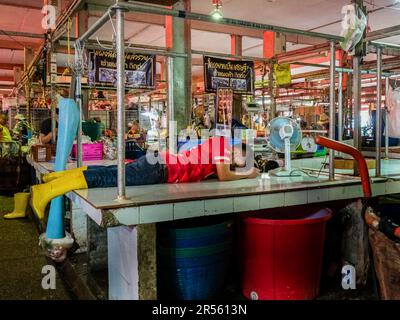 Bangkok, Thaïlande. 9th févr. 2022. Un livreur local a une sieste sur un stalle vide au marché Khlong Toei, le plus grand marché frais de Bangkokà, sur la route Rama IV. (Credit image: © Nathalie Jamois/SOPA Images via ZUMA Press Wire) USAGE ÉDITORIAL SEULEMENT! Non destiné À un usage commercial ! Banque D'Images