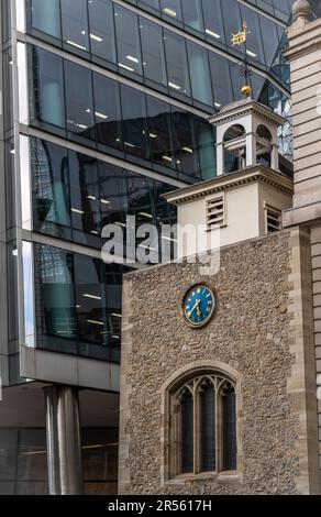 Londres, Royaume-Uni : détail de l'église St Ethelburga, Bishopsgate qui a été reconstruite après le bombardement de Bishopsgate en 1993. 100 Bishopsgate est à gauche. Banque D'Images