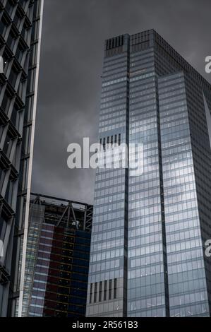 Londres, Royaume-Uni : 22 Bishopsgate ou TwentyTwo reflétant le ciel sur fond de sombres nuages de tempête tourbillonnants. Scène spectaculaire dans la City de Londres. Banque D'Images