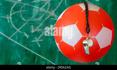 ballon de football et arbitre ou entraîneur sifflet et les tactiques de football sjribble en arrière-plan, foyer sélectif Banque D'Images