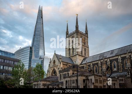 Londres, Royaume-Uni: Cathédrale historique de Southwark avec le gratte-ciel moderne de Shard derrière. Vue en soirée. Banque D'Images