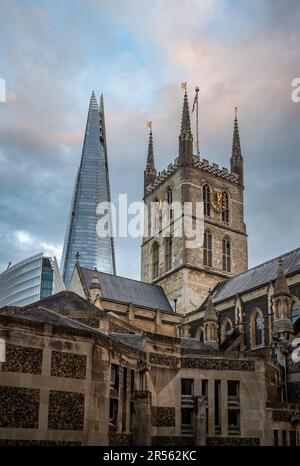 Londres, Royaume-Uni: Cathédrale historique de Southwark avec le gratte-ciel moderne de Shard derrière. Vue en soirée. Banque D'Images