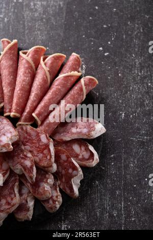 photo de viande tranchée sur une planche sur fond sombre Banque D'Images