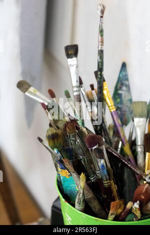 photo d'un pinceau dans un seau l'arrière-plan est flou Banque D'Images