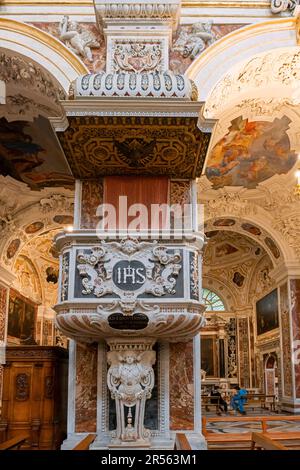 Chaire dans la nef centrale de l'église baroque de Jésus (chiesa del Gesu) également connue sous le nom de "Casa Prodessa". Palerme, Sicile, Italie. L'un des plus f Banque D'Images