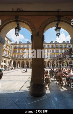 San Sebastian Plaza Constitucion, vue en été des gens se détendant à des tables de café à l'intérieur de la Plaza de la Constitucion dans la vieille ville de San Sebastian. Banque D'Images