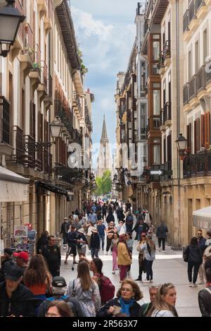 San Sebastian Espagne, vue en été des gens marchant dans la Calle Mayor - la principale rue commerçante dans la vieille ville (Casco Viejo) quartier de San Sebastian Banque D'Images