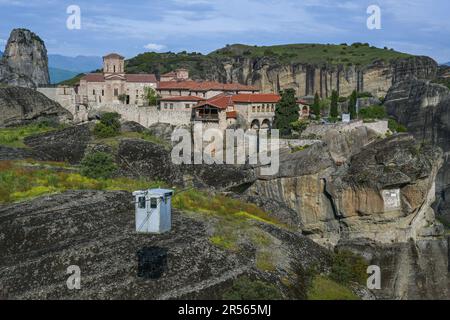 Télécabine sur un treuil de câble comme accès au monastère Agia Triada (Sainte Trinité) à Meteora qui a été construit haut sur le sommet d'un rocher dans la montagne la Banque D'Images