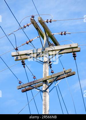 Poteau et fils, bois electricty pole sur fond de ciel bleu. Banque D'Images