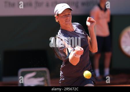 Paris, Paris, France. 1st juin 2023. JANNIK SINNER d'Italie retourne le ballon à DANIEL ALTMAIER d'Allemagne pendant le jour 5 de l'Open de France 2023, Grand Chelem tournoi de tennis au Stade Roland-Garros - Paris France (Credit image: © Pierre Stevenin/ZUMA Press Wire) USAGE ÉDITORIAL SEULEMENT! Non destiné À un usage commercial ! Banque D'Images