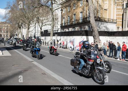 Londres, Royaume-Uni - 04 07 2023: Le tour du respect de la Reine par les anciens combattants de l'armée britannique. Banque D'Images