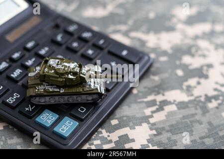 arrière-plan militaire et char à jouets Banque D'Images