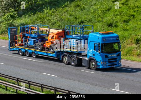 Groupe LOXAM, plates-formes nationales CAMION de livraison SCANIA P450 transportant l'antenne JLG HC ClearSky et le chariot à ciseaux ; sur l'autoroute M61, Royaume-Uni Banque D'Images