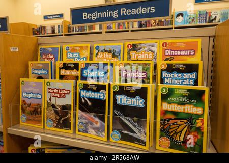 Barnes & Noble Booksellers sur Fifth Avenue à New York City dispose d'un grand choix de livres et de magazines, USA 2023 Banque D'Images