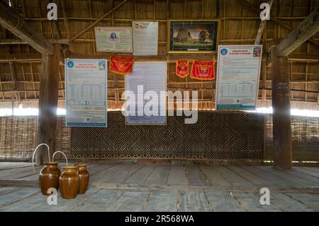 Avis communautaires et bocaux d'alcool à l'intérieur d'une maison 'Nha Rong' ou culturelle dans les Hautes-terres centrales appartenant à la minorité ethnique de Bahnar à Kon Ron d Banque D'Images