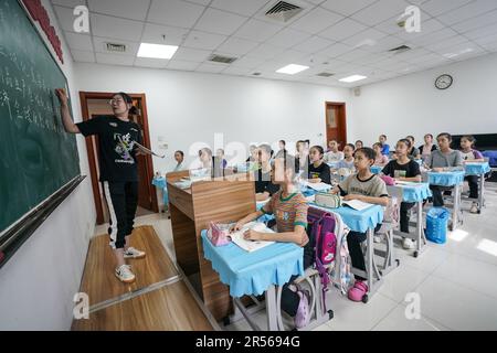 SHENYANG, 1 juin 2023 (Xinhua) -- les élèves suivent un cours d'éducation générale dans une école de ballet affiliée au Ballet de Liaoning à Shenyang, dans la province de Liaoning, au nord-est de la Chine, au 30 mai 2023. Fondée en 1994, l'école de ballet affiliée à Liaoning Ballet est une importante base de formation professionnelle de ballet en Chine. L'école recrute des enfants âgés de 10 à 12 ans qui s'intéressent au ballet et qui ont un certain niveau de compétence en ballet de partout au pays. Près de 1 000 enfants font une demande d'école chaque année, et environ 70 d'entre eux sont acceptés. Actuellement, il y a plus de 400 stu Banque D'Images
