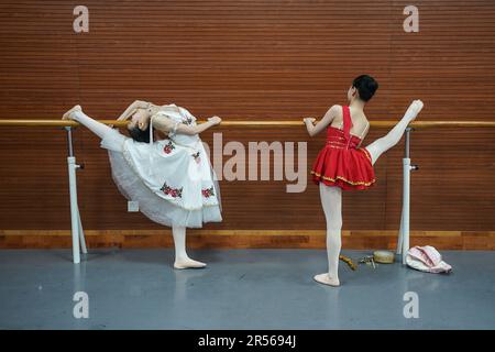 SHENYANG, 1 juin 2023 (Xinhua) -- l'étudiant se prépare à une compétition dans une école de ballet affiliée au Ballet de Liaoning à Shenyang, dans la province de Liaoning, au nord-est de la Chine, au 30 mai 2023. Fondée en 1994, l'école de ballet affiliée à Liaoning Ballet est une importante base de formation professionnelle de ballet en Chine. L'école recrute des enfants âgés de 10 à 12 ans qui s'intéressent au ballet et qui ont un certain niveau de compétence en ballet de partout au pays. Près de 1 000 enfants font une demande d'école chaque année, et environ 70 d'entre eux sont acceptés. À l'heure actuelle, il y a plus de 400 étudiants stu Banque D'Images