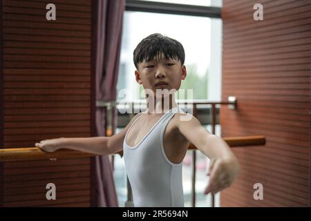 SHENYANG, 1 juin 2023 (Xinhua) -- Un étudiant fréquente une classe de ballet dans une école de ballet affiliée au Ballet de Liaoning à Shenyang, dans la province de Liaoning, au nord-est de la Chine, au 31 mai 2023. Fondée en 1994, l'école de ballet affiliée à Liaoning Ballet est une importante base de formation professionnelle de ballet en Chine. L'école recrute des enfants âgés de 10 à 12 ans qui s'intéressent au ballet et qui ont un certain niveau de compétence en ballet de partout au pays. Près de 1 000 enfants font une demande d'école chaque année, et environ 70 d'entre eux sont acceptés. À l'heure actuelle, il y a plus de 400 étudiants stud Banque D'Images