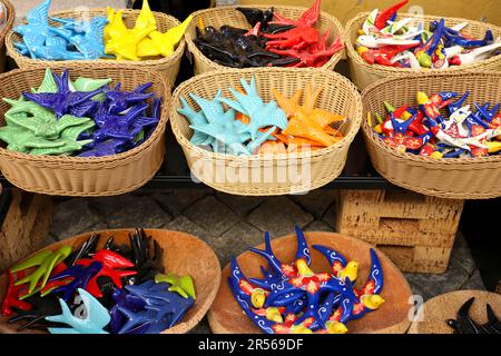 Evora, Portugal- 10 octobre 2022 : des souvenirs en céramique colorés à avaler dans une rangée dans un magasin de la ville d'Evora Banque D'Images