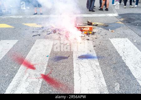 Toulouse, France. 01st juin 2023. France, Toulouse, 1 juin 2023, traces de fumée sur les trottoirs au feu. Grève et blocus des salaires de Tisseo au dépôt d'autobus de Colomiers, quatre nouveaux jours de mobilisation, mardi 30 et mercredi 31 mai et jeudi 1 et vendredi 2 juin 2023. France, Toulouse 1 juin 2023. Photo de Patricia Huchot-Boissier/ABACAPRESS.COM crédit: Abaca Press/Alay Live News Banque D'Images