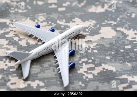 Service technique militaire, concept de la Force aérienne. tenue d'un avion jouet. uniforme de camouflage vert. Banque D'Images