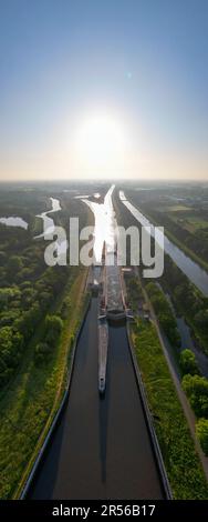 SAC de SPORT, LIER, BELGIQUE, 31 mai 2023, Vue aérienne de l'écluse entre le canal de Nete et la rivière de Nete, montrant l'écluse ou sluis d'en haut. Photo de haute qualité Banque D'Images