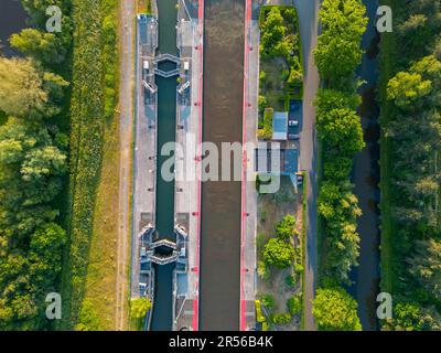 SAC de SPORT, LIER, BELGIQUE, 31 mai 2023, Vue aérienne ou vue en haut de l'écluse entre le canal de Nete et la rivière de Nete, montrant l'écluse ou sluis d'en haut. Photo de haute qualité Banque D'Images