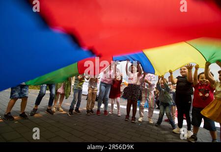 Bucarest, Roumanie. 1st juin 2023 : les enfants jouent avec un drapeau coloré dans la cour du Palais du Parlement, où le Sénat roumain a ouvert ses portes à l'occasion de la Journée des enfants et a organisé diverses activités pour les divertir. Credit: Lucien Alecu/Alamy Live News Banque D'Images