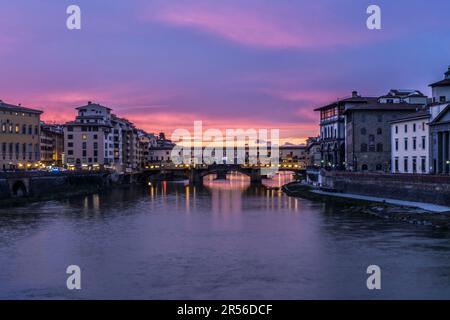 Vue sur l'emblématique Ponte Vecchio au crépuscule sur l'Arno à Florence, en Italie. Banque D'Images