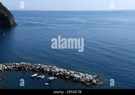 Vue magnifique sur la mer des Cinque Terre dans la région entre Riomaggiore et Portovenere. Banque D'Images