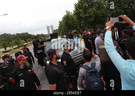 Un véhicule transportant l'ancien Premier ministre pakistanais, Imran Khan, quitte la haute cour d'Islamabad, au Pakistan, sur 31 mai 2023 après avoir été mis sous caution. (Photo de Raja Imran Babadar/Pacific Press/Sipa USA) Banque D'Images