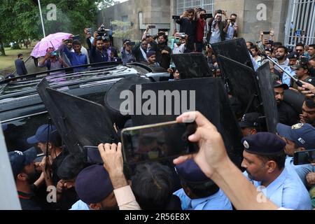 Un véhicule transportant l'ancien Premier ministre pakistanais, Imran Khan, quitte la haute cour d'Islamabad, au Pakistan, sur 31 mai 2023 après avoir été mis sous caution. (Photo de Raja Imran Babadar/Pacific Press/Sipa USA) Banque D'Images