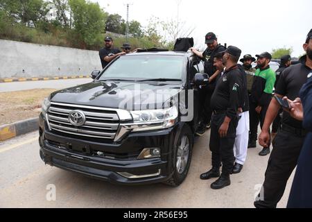Un véhicule transportant l'ancien Premier ministre pakistanais, Imran Khan, quitte la haute cour d'Islamabad, au Pakistan, sur 31 mai 2023 après avoir été mis sous caution. (Photo de Raja Imran Babadar/Pacific Press/Sipa USA) Banque D'Images