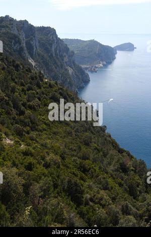 Vue magnifique sur la mer des Cinque Terre dans la région entre Riomaggiore et Portovenere. Banque D'Images