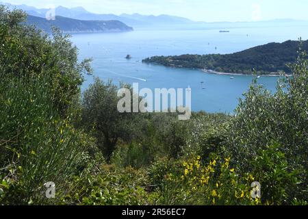 Vue magnifique sur la mer des Cinque Terre dans la région entre Riomaggiore et Portovenere. Banque D'Images