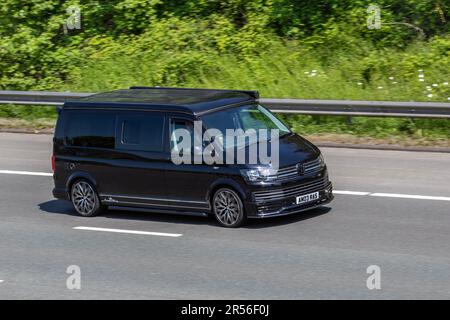 2016 Black VW Volkswagen VW TRANSPORTEUR T28 S-LINE TDI BMT voyageant sur l'autoroute M61, Royaume-Uni Banque D'Images