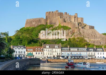 Château du Mont Orgueil datant de 13th ans, en traversant le port de Gorey, Gorey, la paroisse de Saint Martin, Jersey, les îles Anglo-Normandes Banque D'Images