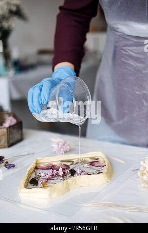 Résine époxy Art Créer de l'art avec de la résine dans l'atelier. Le processus d'art de la création de résine époxy personnel fait à la main dans le studio d'art. Banque D'Images