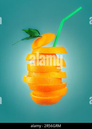 Jus d'orange juteux. Tranches d'orange sous forme de bocal avec une boisson rafraîchissante et une paille. Produit promotionnel pour une boisson à l'orange ou un cocktail. Fond de fruit lumineux pour la publicité Banque D'Images