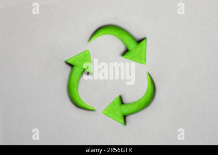3D recyclage-symbole fabriqué avec de la plasticine. Concept de durabilité sur fond gris. Concept de recyclage de la terre verte. Banque D'Images