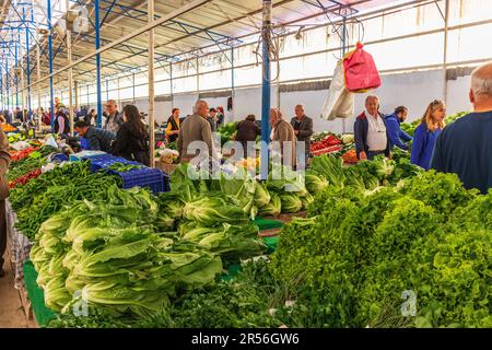 Sélection de légumes verts à feuilles exposés au marché hebdomadaire de la ville de Fethiye. Banque D'Images