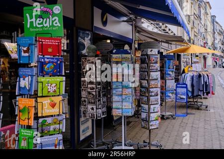 Dieppe, Normandie, France - 24 juin 2022 : cartes postales exposées à l'extérieur d'une librairie sur la Grande rue. Banque D'Images