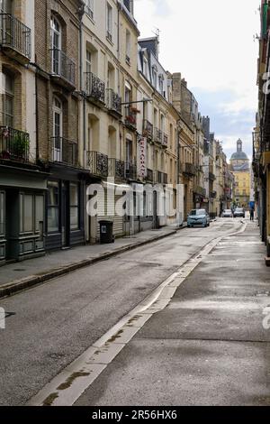 Dieppe, Normandie, France - 24 juin 2022 : rue d'Écosse tôt le matin. Perspective décroissante. Banque D'Images