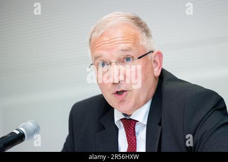 Hanovre, Allemagne. 01st juin 2023. Dirk Pejril, Président de l'Office pour la protection de la Constitution de Basse-Saxe, prend la parole lors de la présentation du Rapport sur la protection de la Constitution de 2022 au Ministère de l'intérieur de Basse-Saxe. Credit: Michael Matthey/dpa/Alay Live News Banque D'Images