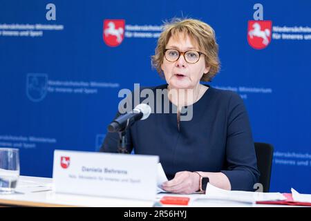 Hanovre, Allemagne. 01st juin 2023. Daniela Behrens (SPD), ministre de l'intérieur de la Basse-Saxe, prend la parole lors de la présentation du rapport de 2022 sur la protection de la Constitution au ministère de l'intérieur de la Basse-Saxe. Credit: Michael Matthey/dpa/Alay Live News Banque D'Images