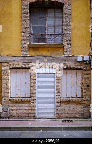 Dieppe, Normandie, France - 23 septembre 2022 : ancien bâtiment en briques avec volets fermés sur la porte et les fenêtres du rez-de-chaussée. Personne. Banque D'Images