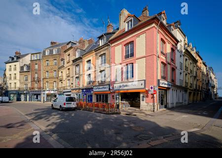 Dieppe, Normandie, France - 23 septembre 2022 : une rangée de magasins sur la rue de la boucherie. Rue vide sans personne. Banque D'Images