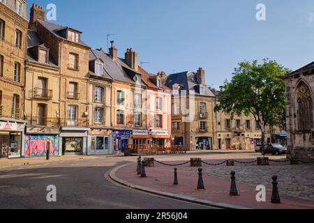 Dieppe, Normandie, France - 23 septembre 2022 : une rangée de magasins sur la rue de la boucherie. Rue vide sans personne. Banque D'Images