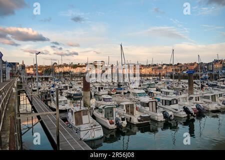 Dieppe, Normandie, France - 19 septembre 2022 : une vue panoramique sur les bateaux et les yachts de la marina avec les bâtiments historiques du port en arrière-plan. Banque D'Images